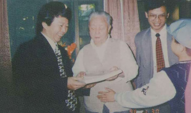 1995年，曾任毛主席秘书、周总理办公室主任、中央统战部副部长的童小鹏同志和一冰笔会后赠《童小鹏摄影集-历史的足迹》